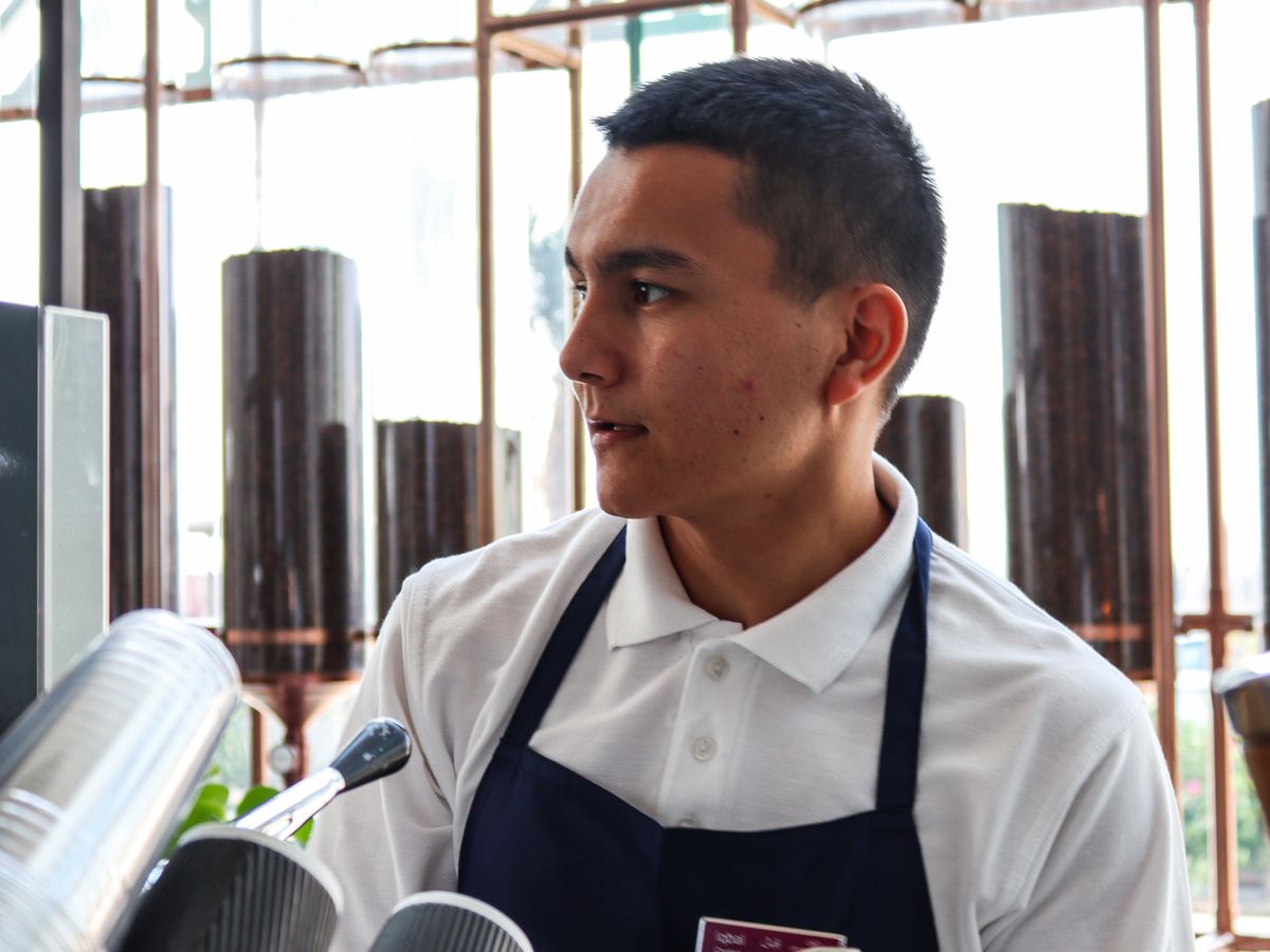 Barista di un bar locale partner di Caffè Pagato al lavoro